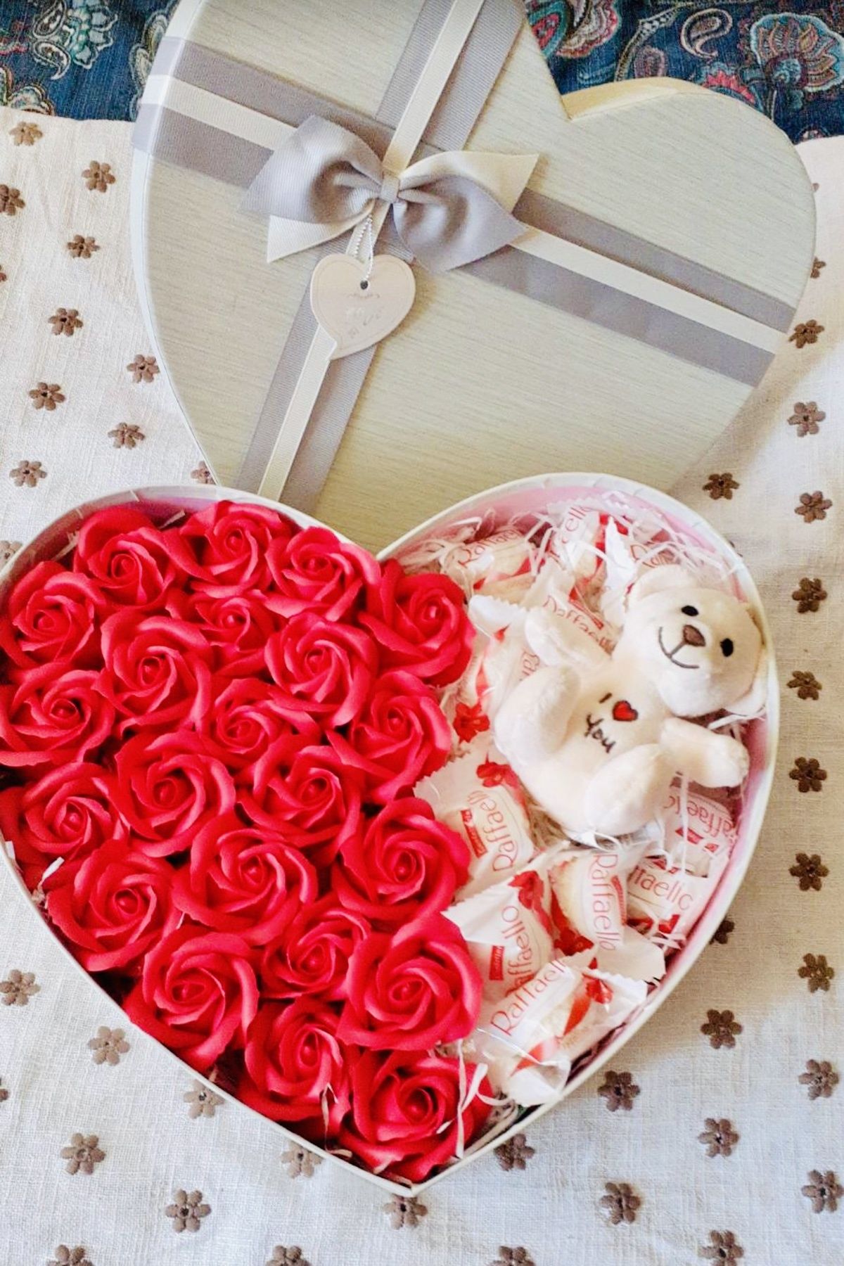 Кутия с рози вечни. Подарък за Св . Валентин , р . Ден , имен ден