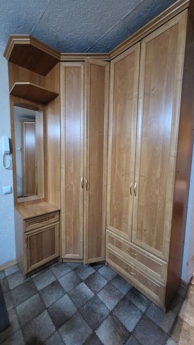 Продам угловую прихожую