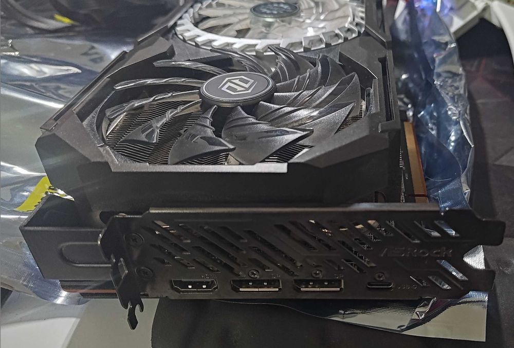 Продавам ASRock RX 6800 XT Taichi X - 16 GB в отлично състояние