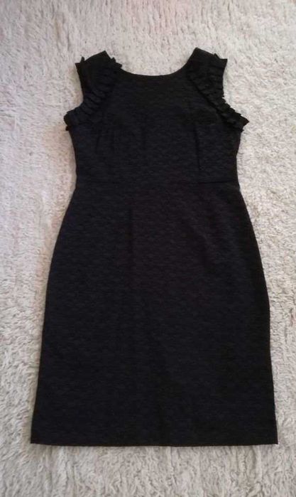 Черна официална рокля с къдри на раменете