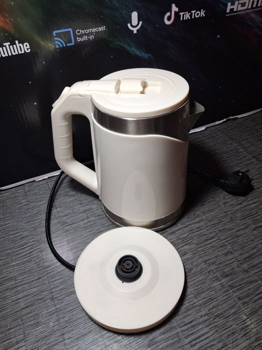 Чайник электрический, белоснежный.