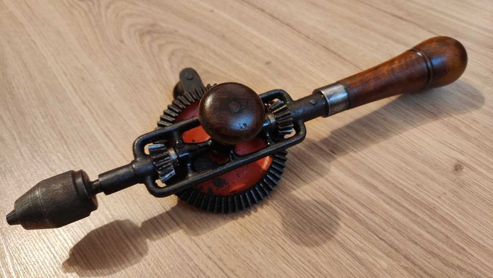 Bormașină manuală de găurit