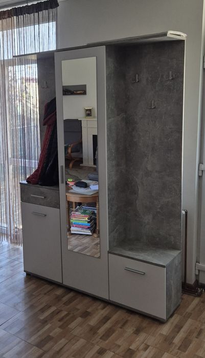 Cuier hol cu oglinda