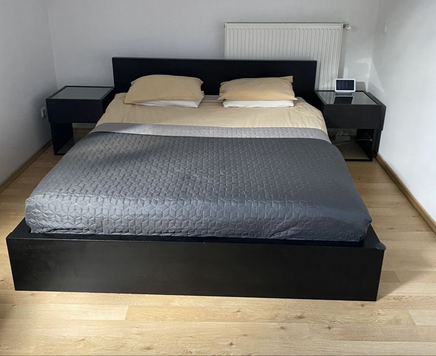 Pat 160x200 cu somieră, saltea și noptiere – stare foarte bună