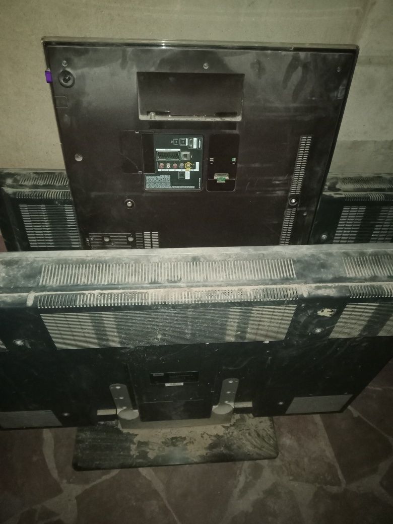 Телевизоры 3 шт один рабочий TCL.