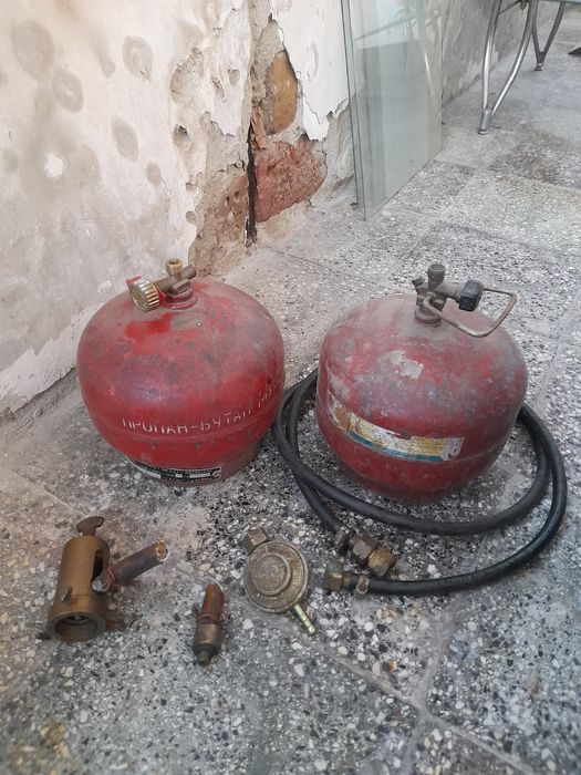 2 бр. газови бутилки и други части