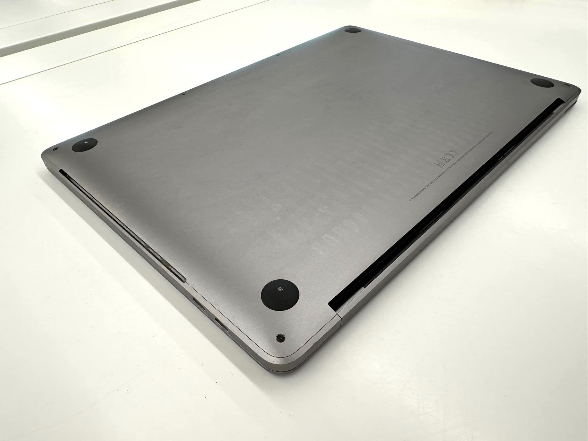Продавам MacBook Pro 13', 2020, 1 TB, 4 Thund., 3 ports,  Space Grey