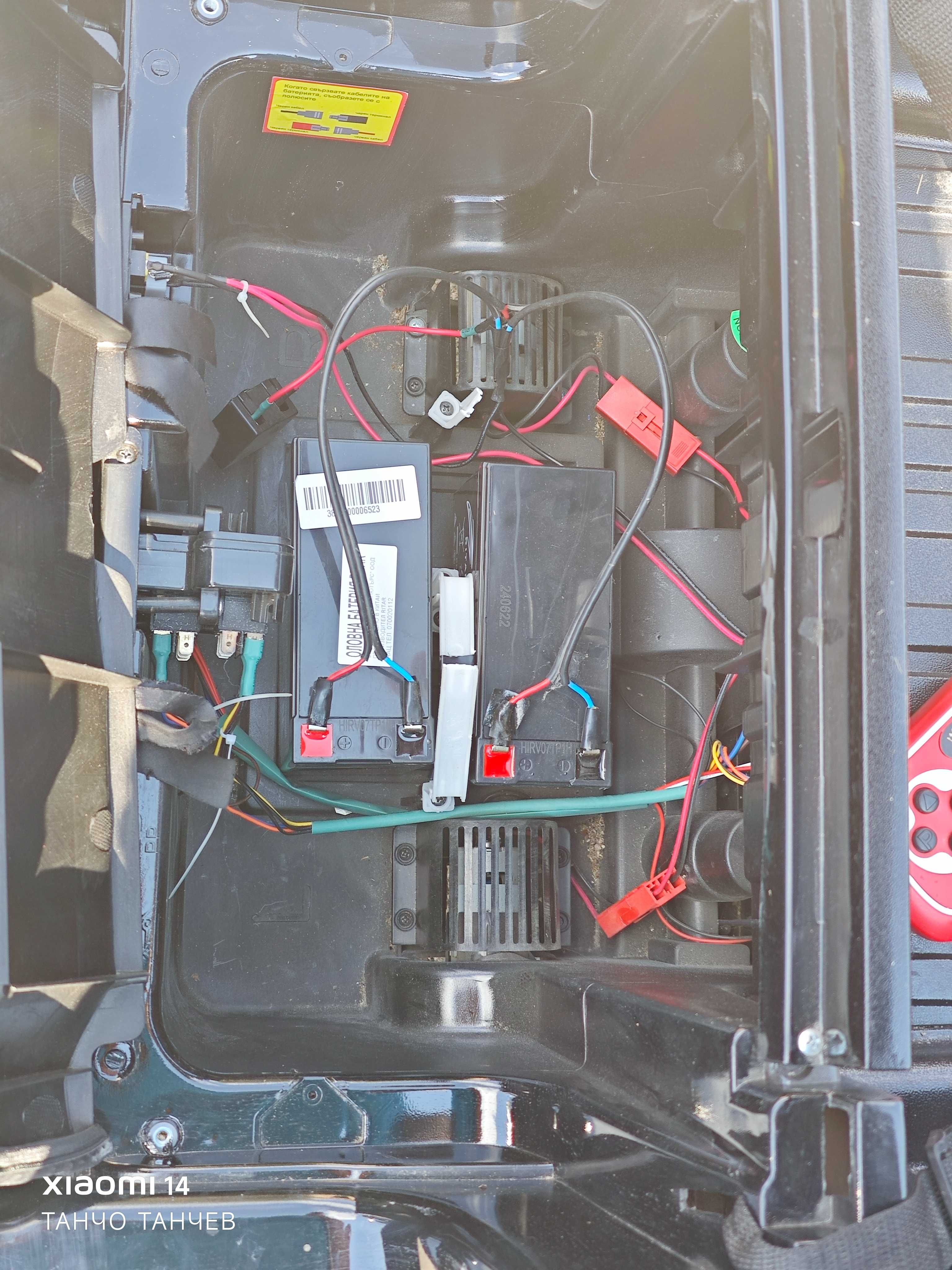 Голям двуместен акумулаторен джип TOYOTA Tundra 12V - 2x9Ah с дистанц.