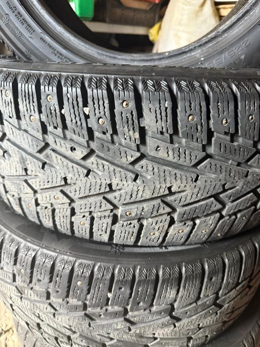 Продам комплект зимних шин