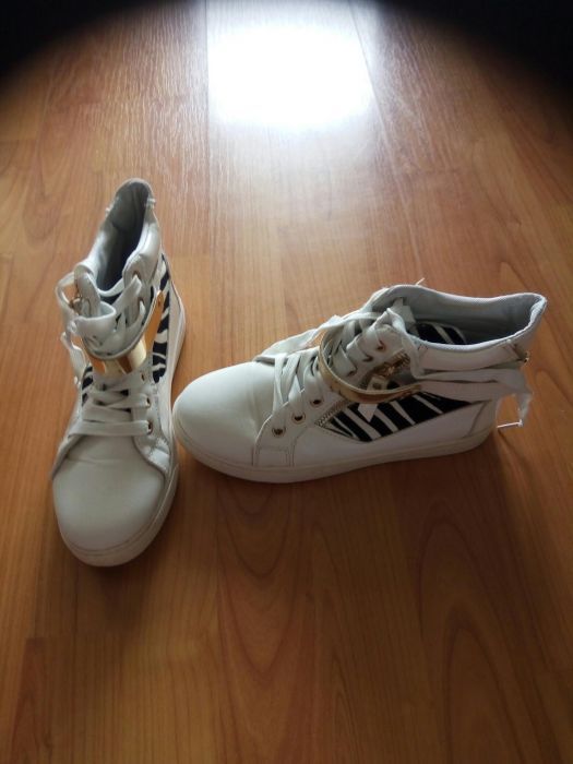 Adidasi dama albi