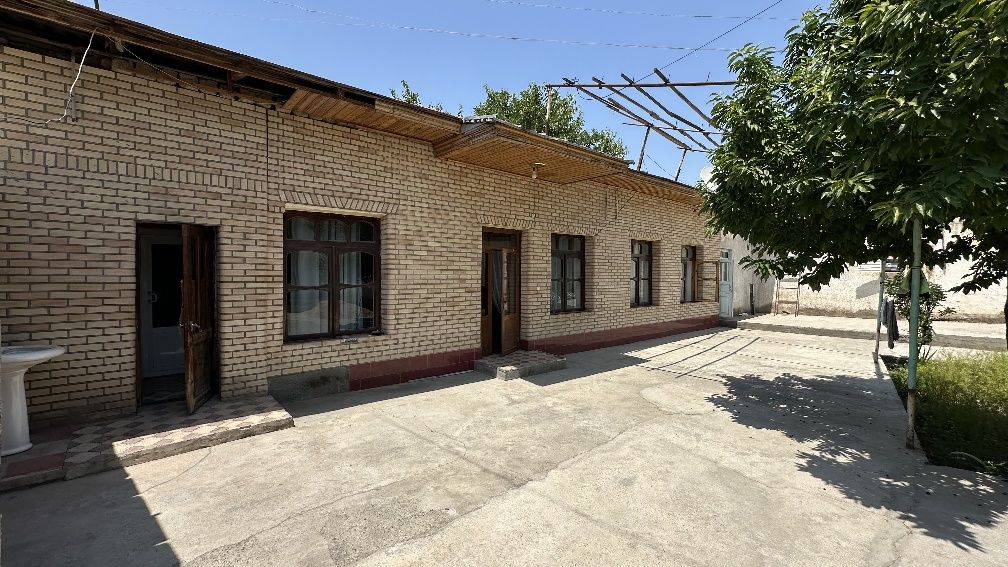 Uy sotiladi hovli markazda