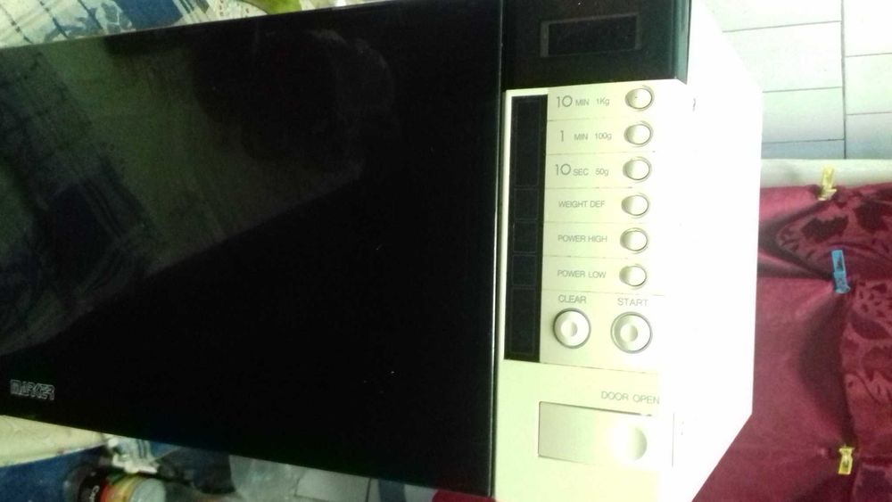 Cuptor cu microunde afisaj comanda electronica MARKER-1150W si unul LG