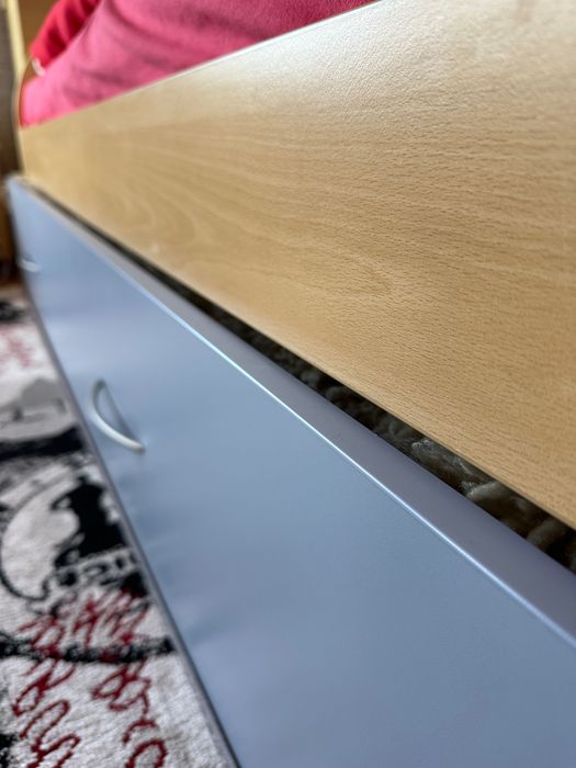 Легло заедно с бюро и нощно шкафче