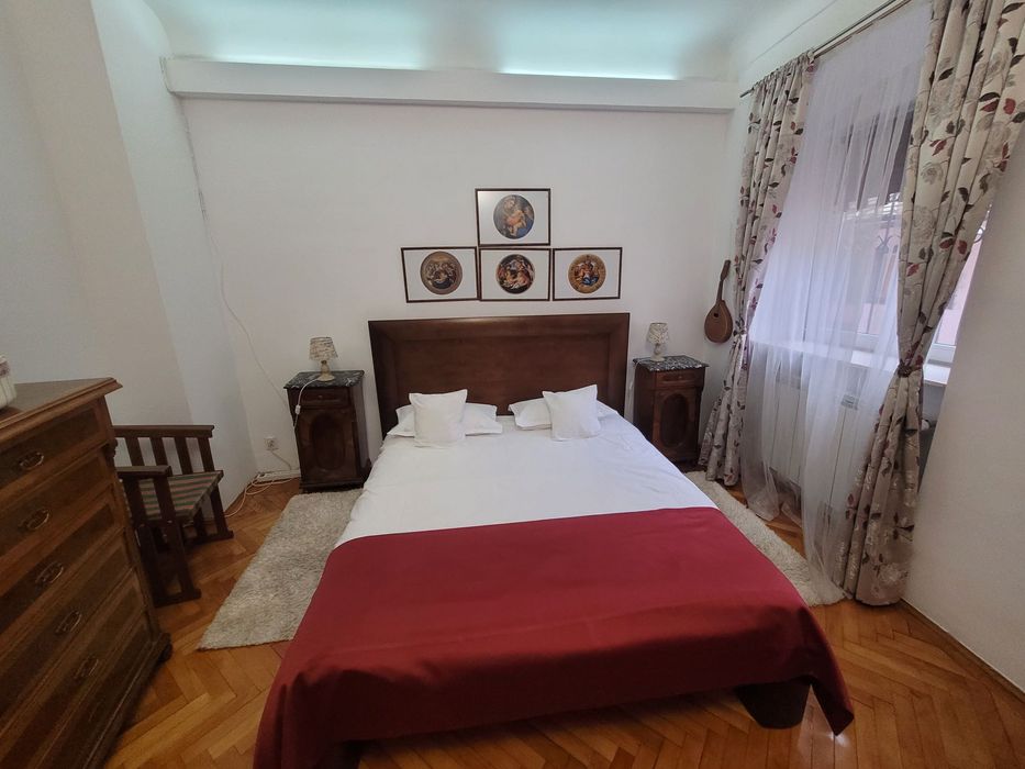 Vând apartament 3 camere, ultracentral Sibiu, parter, stare excelentă.