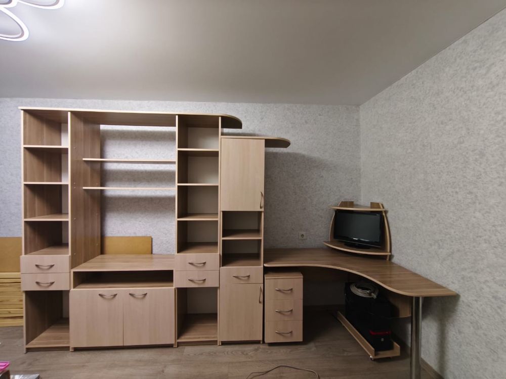Продается шкаф, компьютерный стол, туалетный столик.