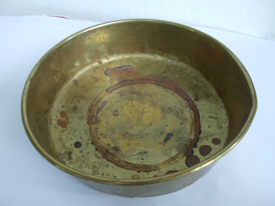 vas vechi din alama cu capac
