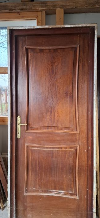 Usi din lemn masiv