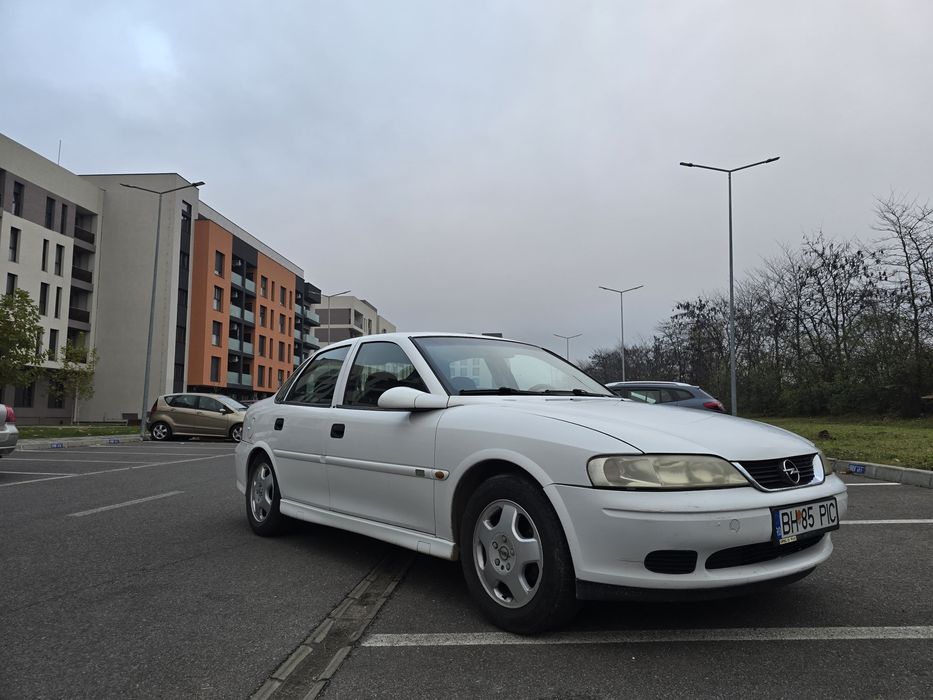 Opel Vectra benzină 1.6 16 v euro 4 Climă distribuție revizii la zi !