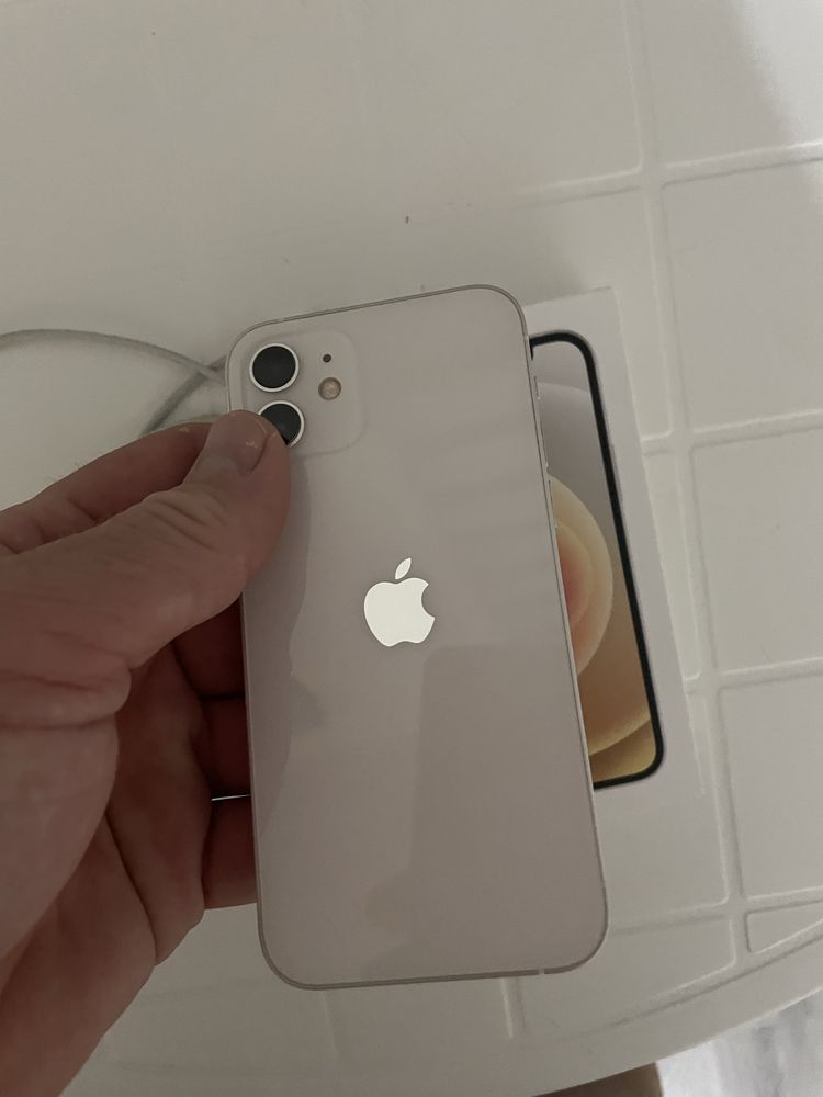 Продавам Iphone 12 64gb