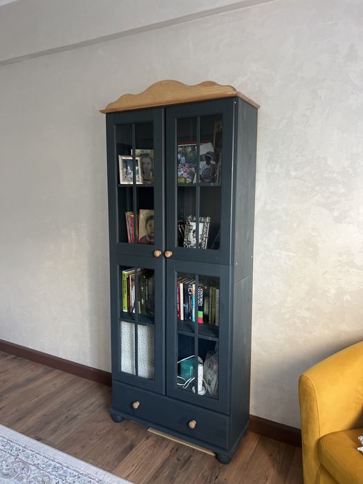 Шкаф книжный, в прекрасном состоянии