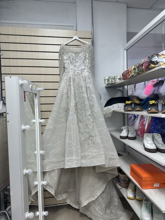 Продам свадебное платье со шлейфом