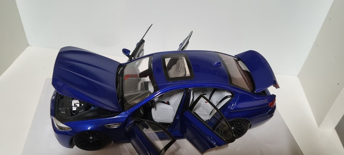 Macheta BMW M5 F10 - Paragon scara 1:18