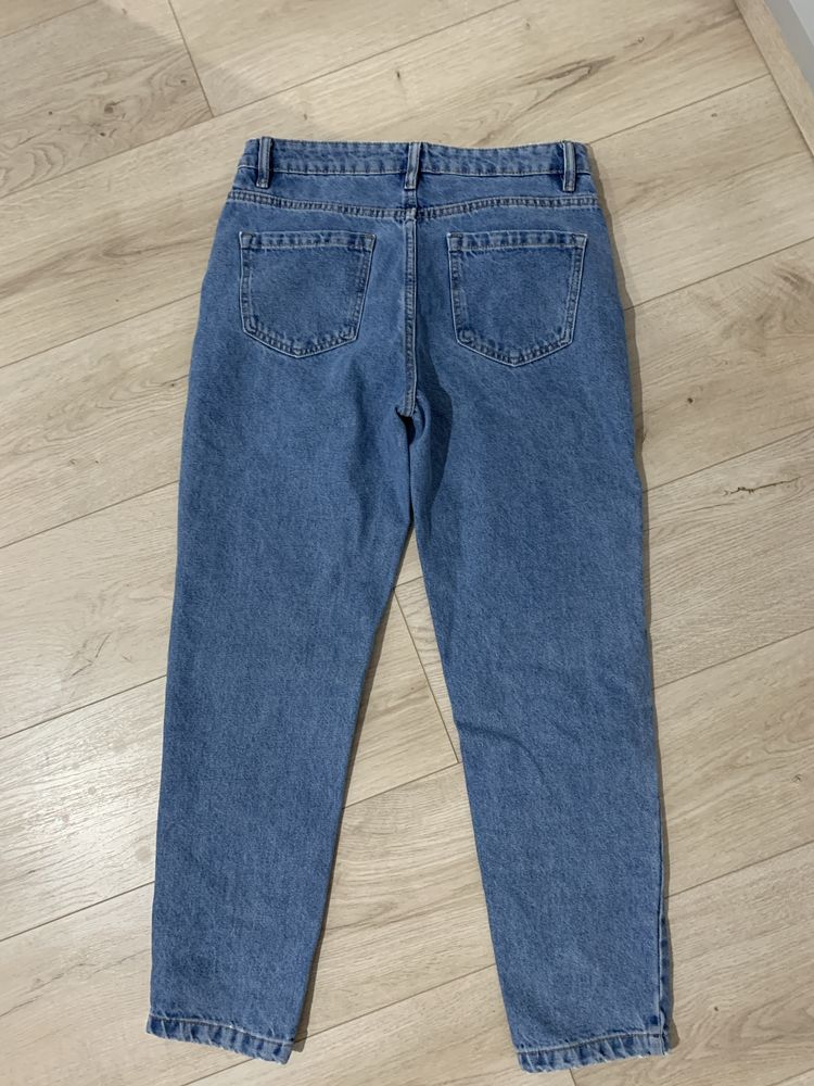 Blugi mom fit.