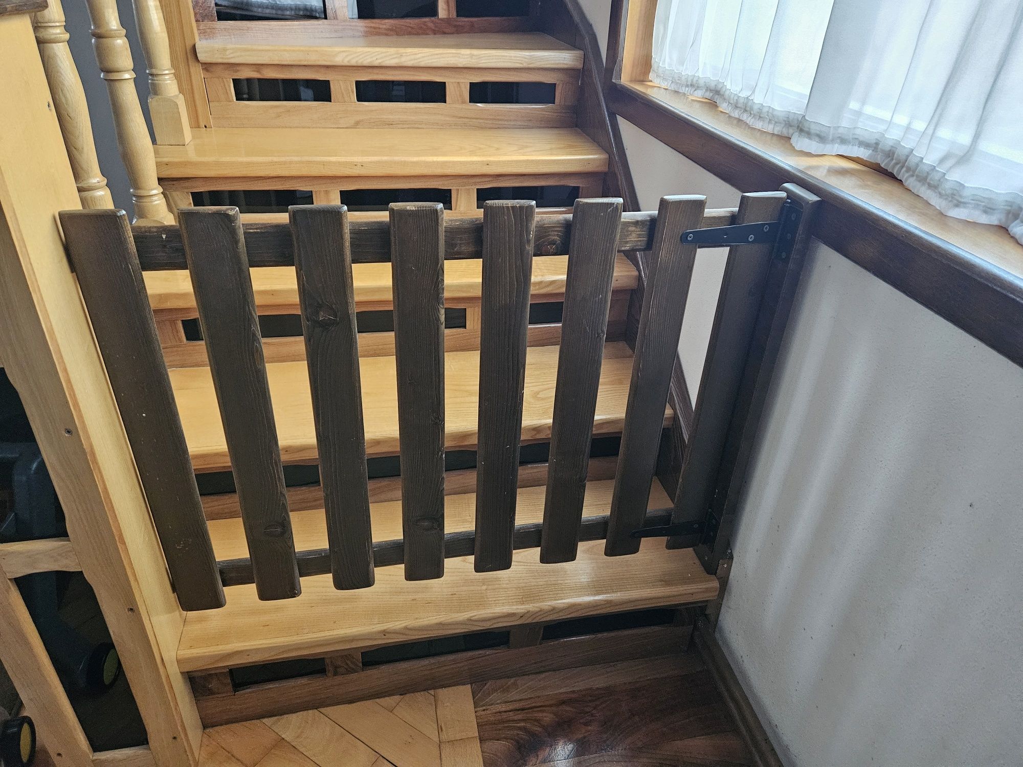 Portiță din lemn pentru a bloca accesul copiilor