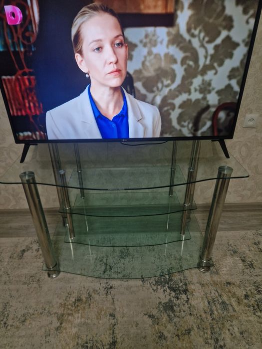 Продам стеклянную TV-тумбу в отличном состоянии