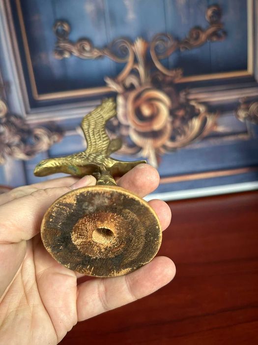 DN343 Statueta de bronz mica pe suport lemn 132g 13x7cm Vultur