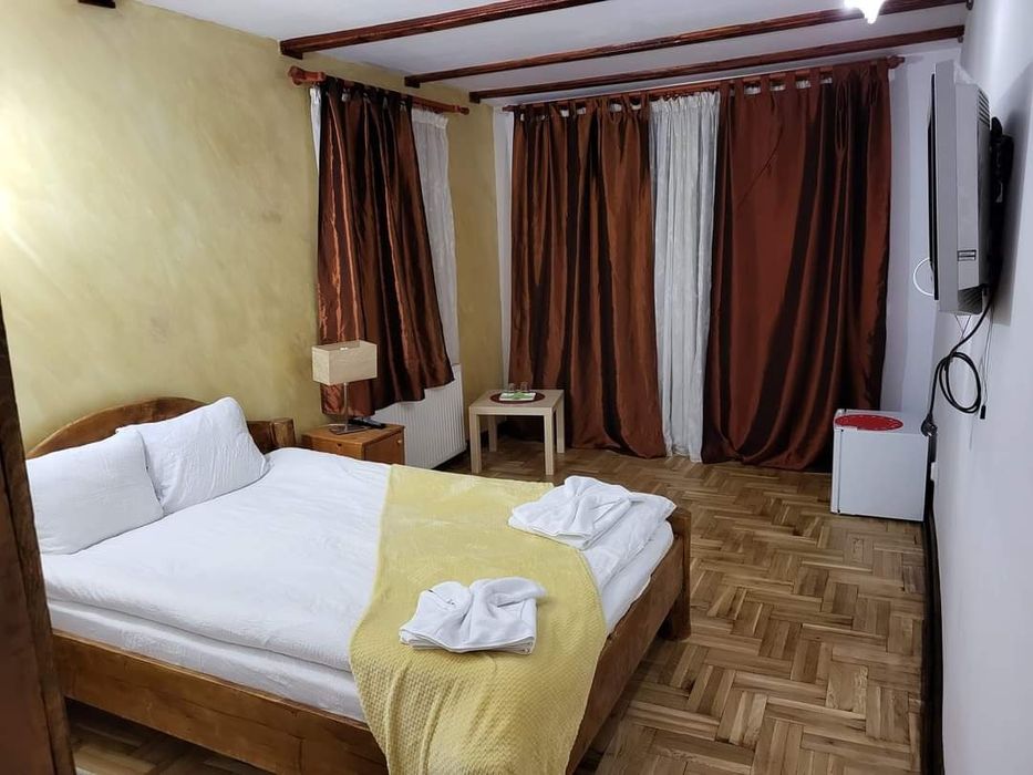 Închiriez casa de vacanță,  zona Sâmbăta de sus ,