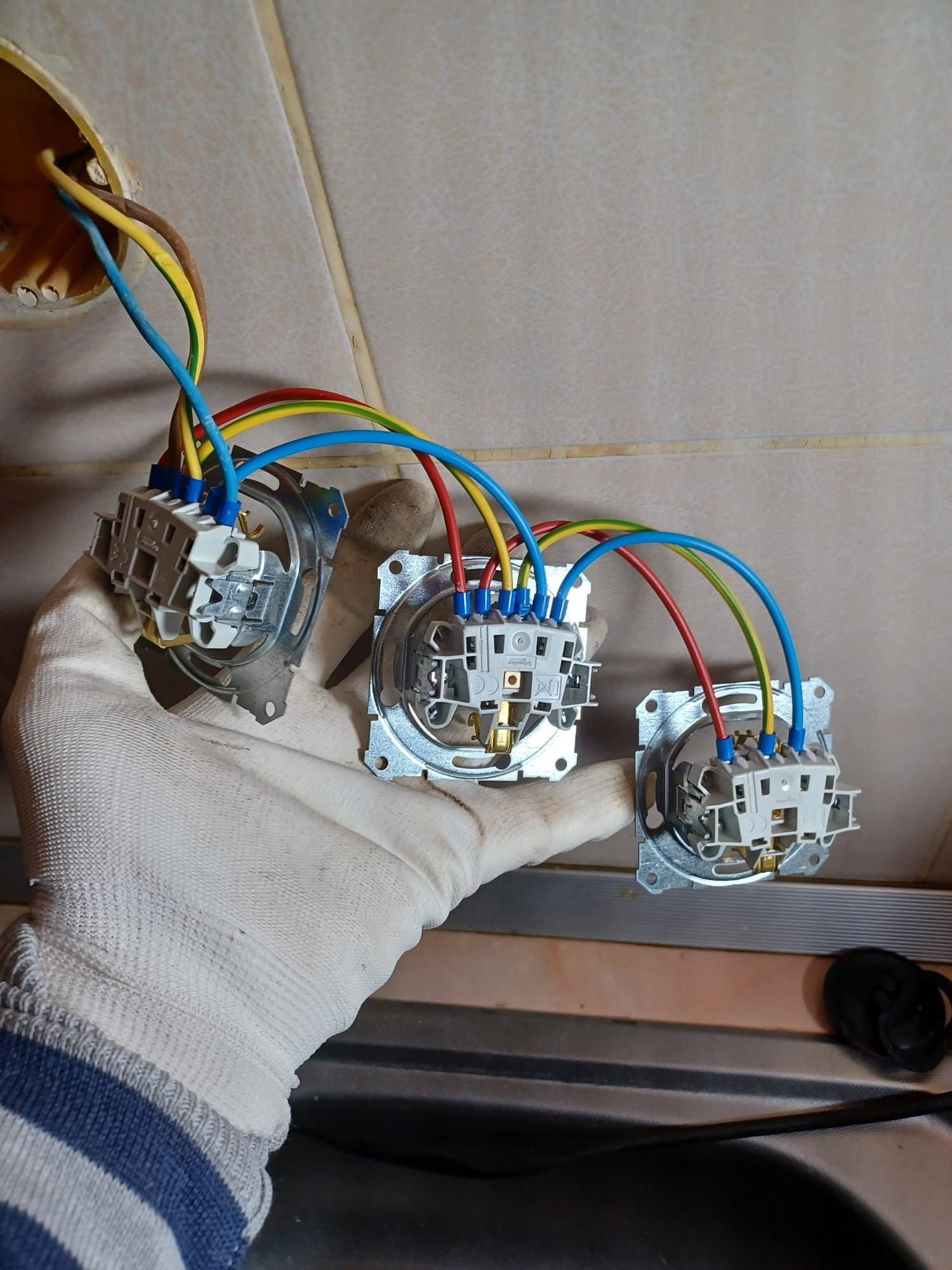 Tehnician electrician calificat - intervenții instalații electrice
