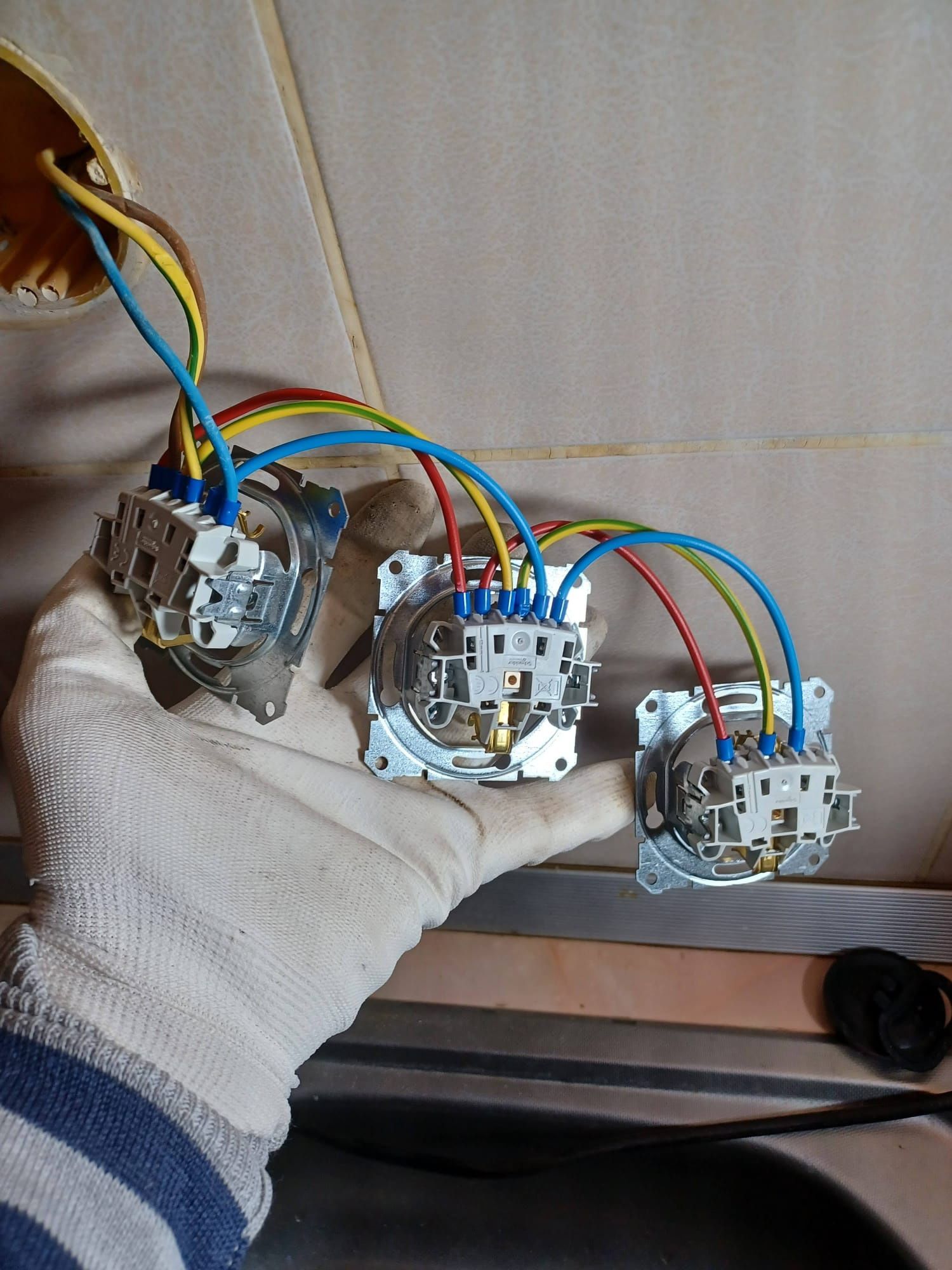 Electrician Botoșani. Reparații, extinderi instalații electrice.