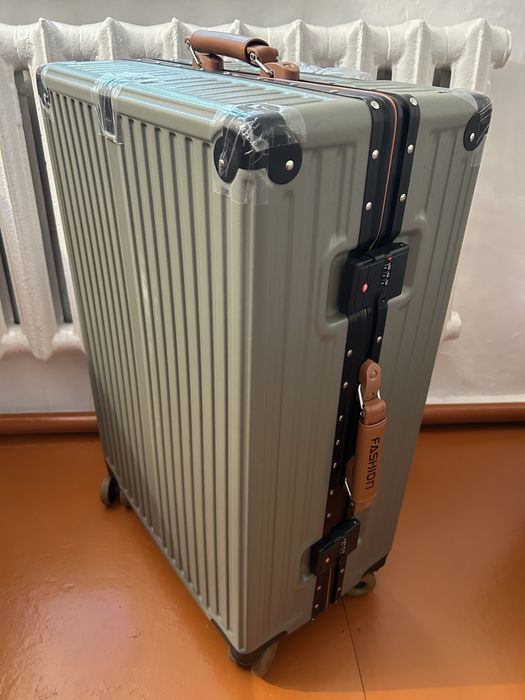 Продажа нового чемодана