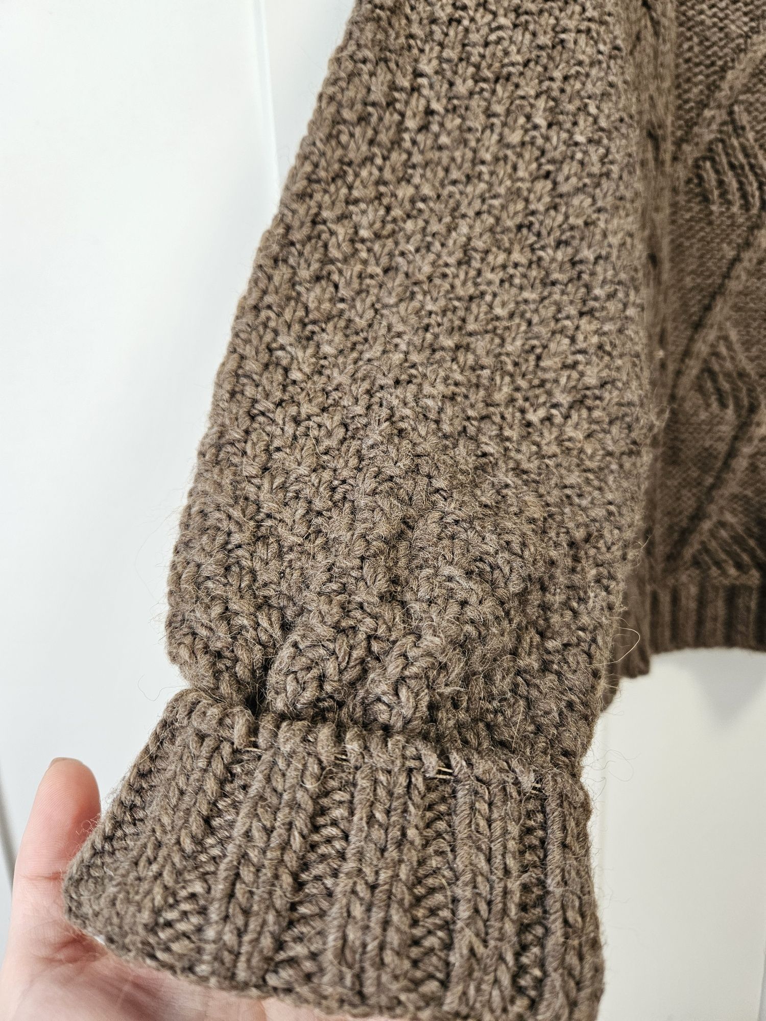 Pulover tricotat
Zara knit
Marimea S
Stare impecabila 
60 lei