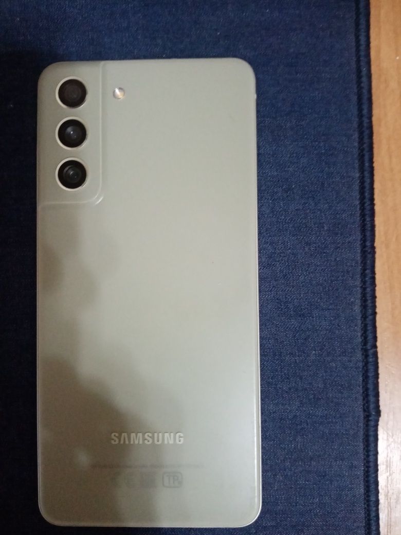 Продам почти новый Samsung Galaxy S21FE