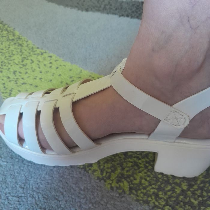 Vind sandale de damă.