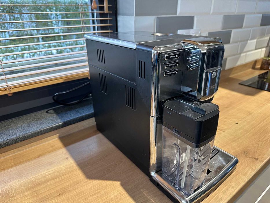 Saeco Incanto Aвтоматична кафемашина с кана за мляко