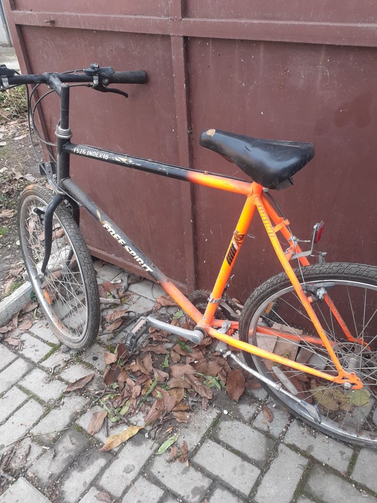 Vind bicicleta bărbați și femei,,și o butura veche