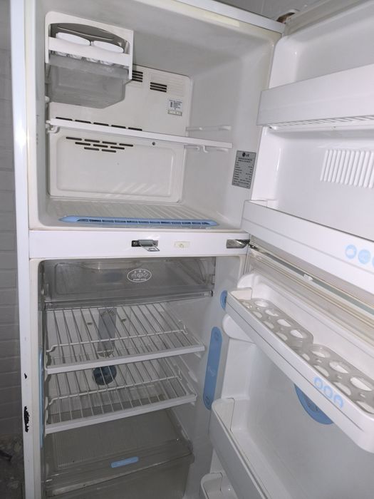 Срочно продаётся холодильник LG