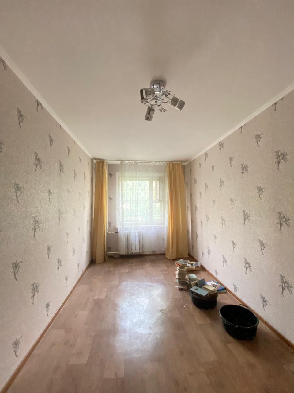 Продам 3 х комн. кварт. 4 мкр, 24 дом , 1 этаж.  Цена ниже рыночной.