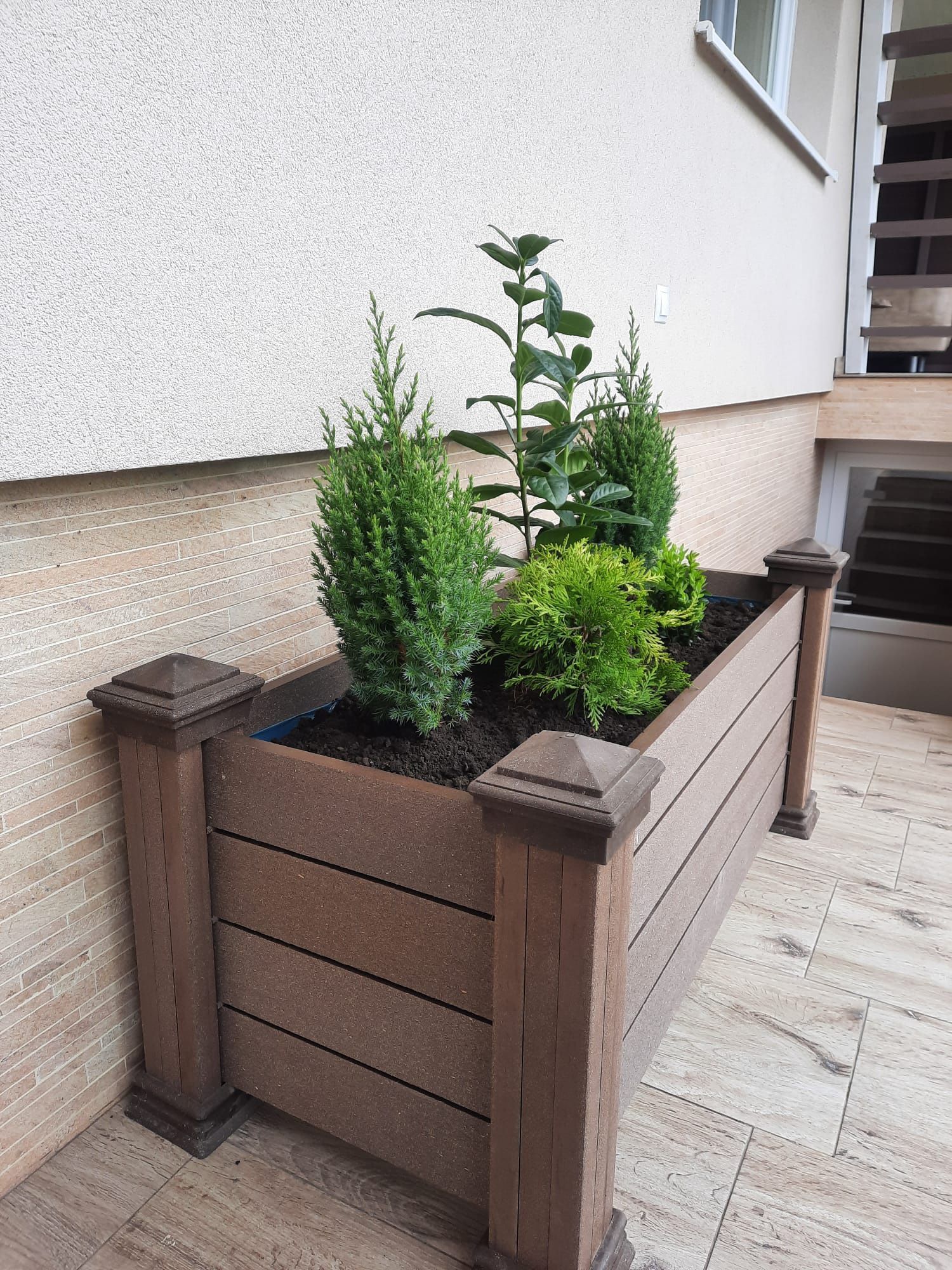 Jardiniera din wpc 100L x 50h x 40l