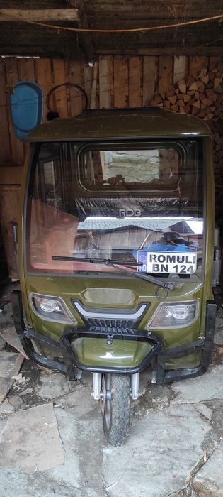 Vând triciclu acoperit