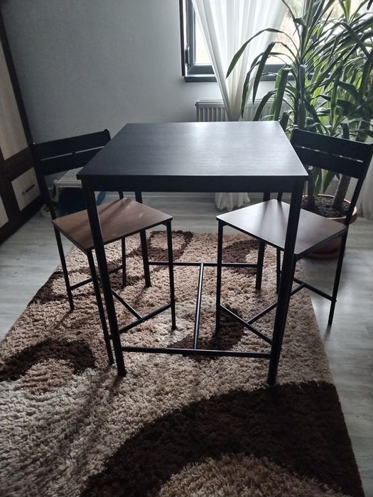 Masă+scaune bar.