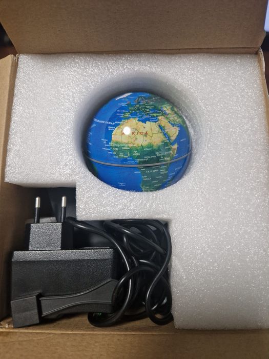 Glob pamantesc magnetic plutitor cu iluminare LED