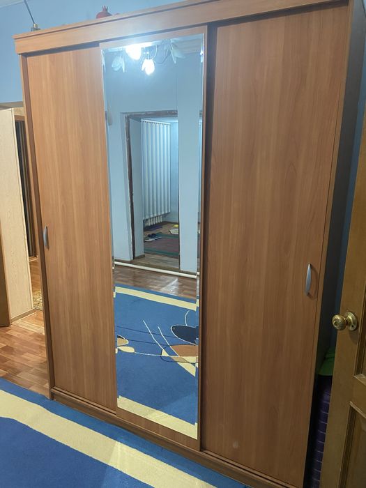 Прихожий шкаф трех дверный