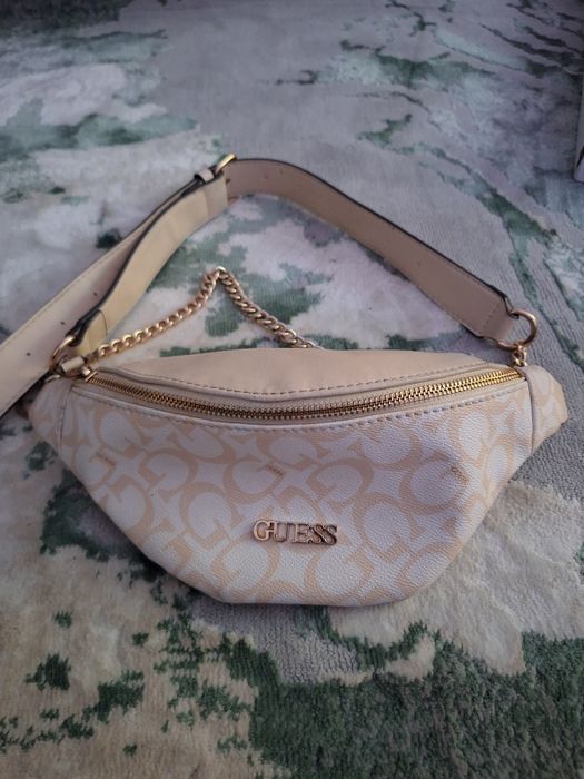 Vând borsetă Guess