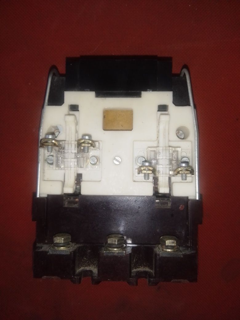 Контактор Чешки V63 / 63A -трифазен / бобина 220v / Не е използван