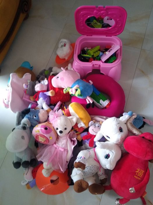 Vând diverse plusuri și jucarii