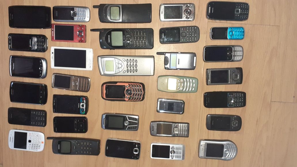 Colecție de telefoane vechi